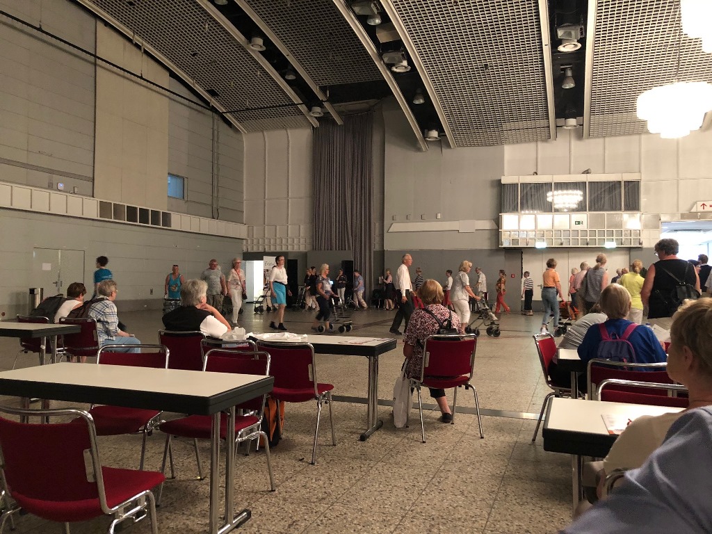 Gefüllte Halle beim Seniorentag