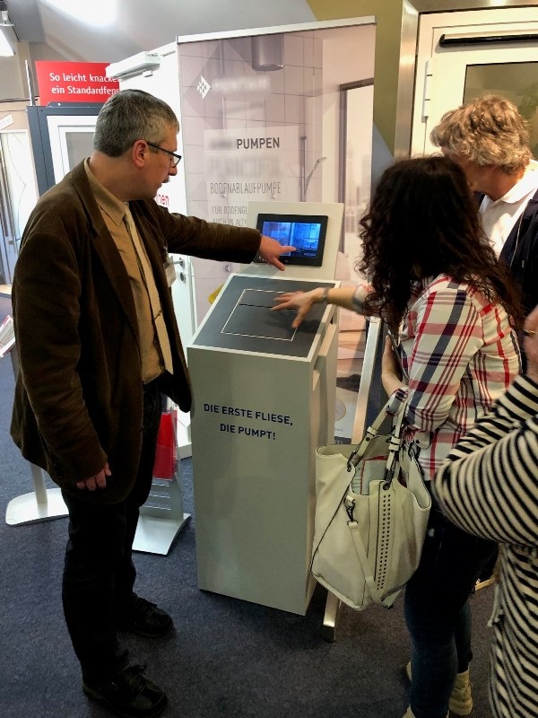Fliese mit digitaler Bodenablaufpumpe