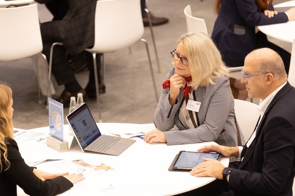 Peter Haumann und Dr. Uta Willim im Investorengespräch